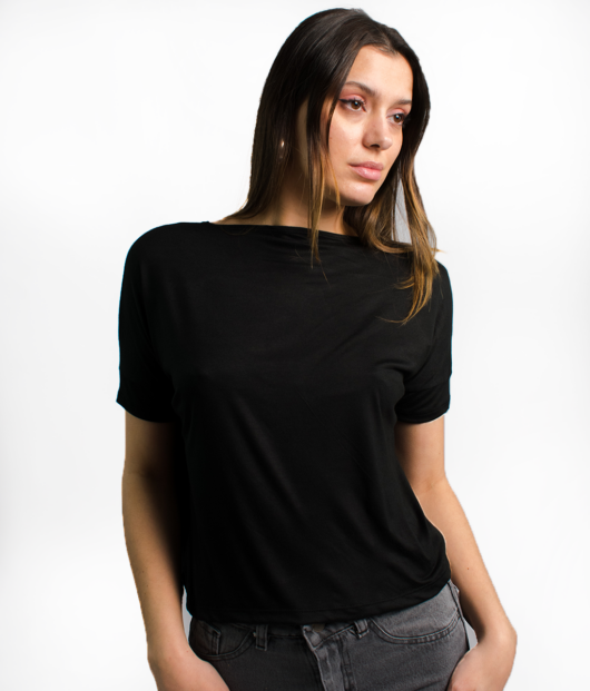 REMERA CON PICO DELANTERO